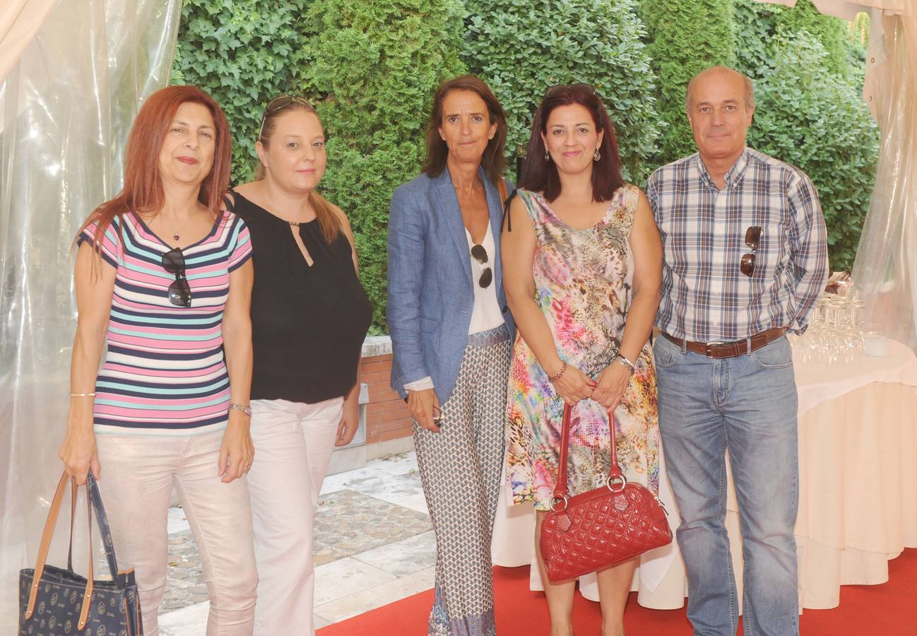 Maika Charro, Enma Fernández, Elena Remis y María José Morales, las cuatro de inmobiliaria Remis, con Benjamín Hernantes, secretario general de Aveco.. 