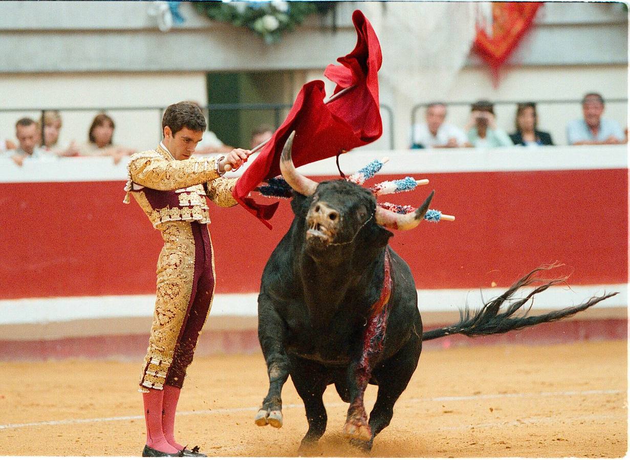 10.08.99 Torea su primer toro en la segunda corrida de la Feria de San Sebastián.