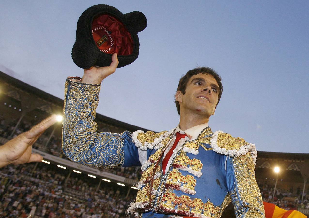 17.06.07 El diestro José Tomás saluda durante el paseillo tras la corrida celebrada esta tarde en la Plaza Monumental de Barcelona.