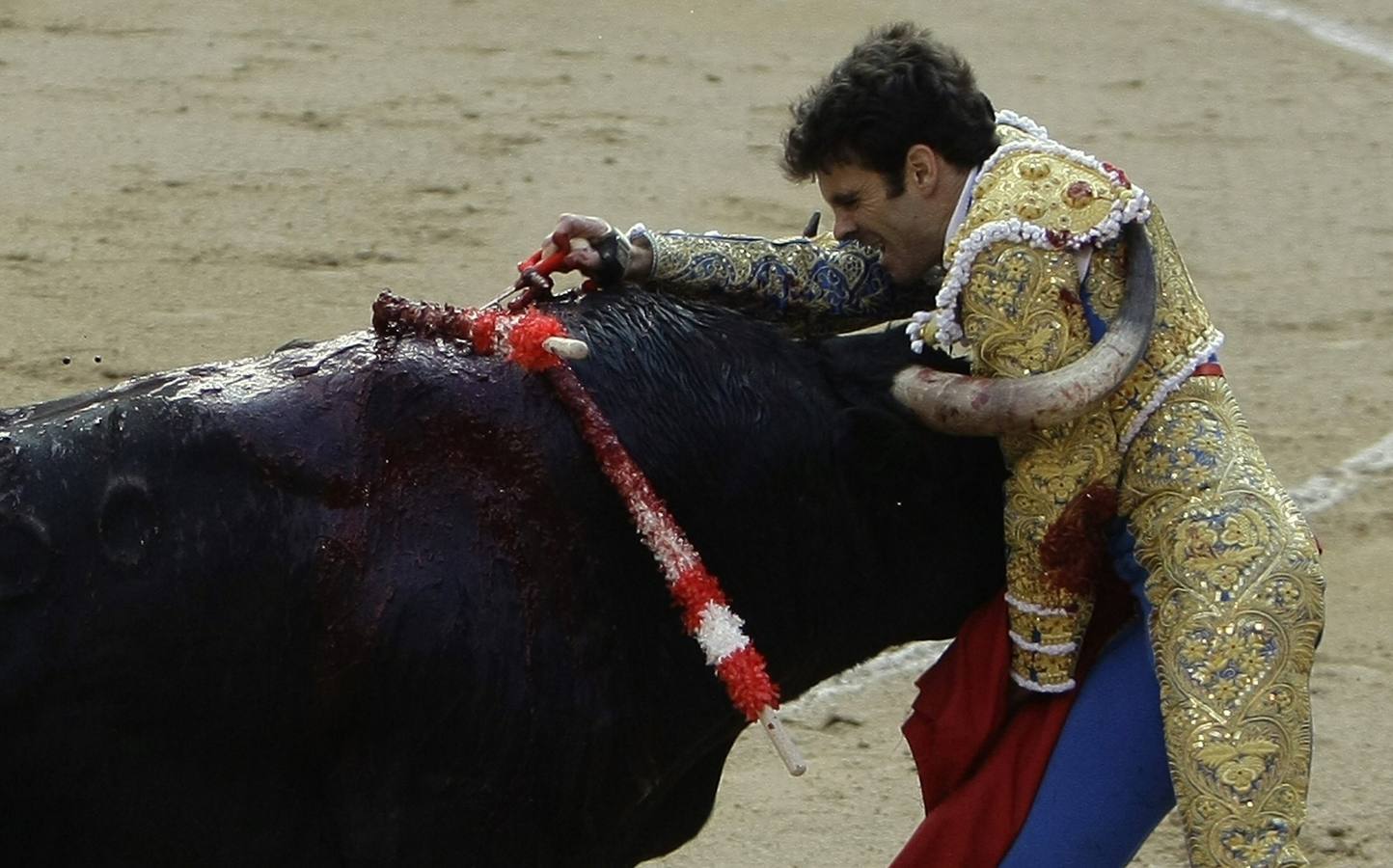 05.06.08 Entra a matar a su primer toro en la Feria de San Isidro de Madrid.