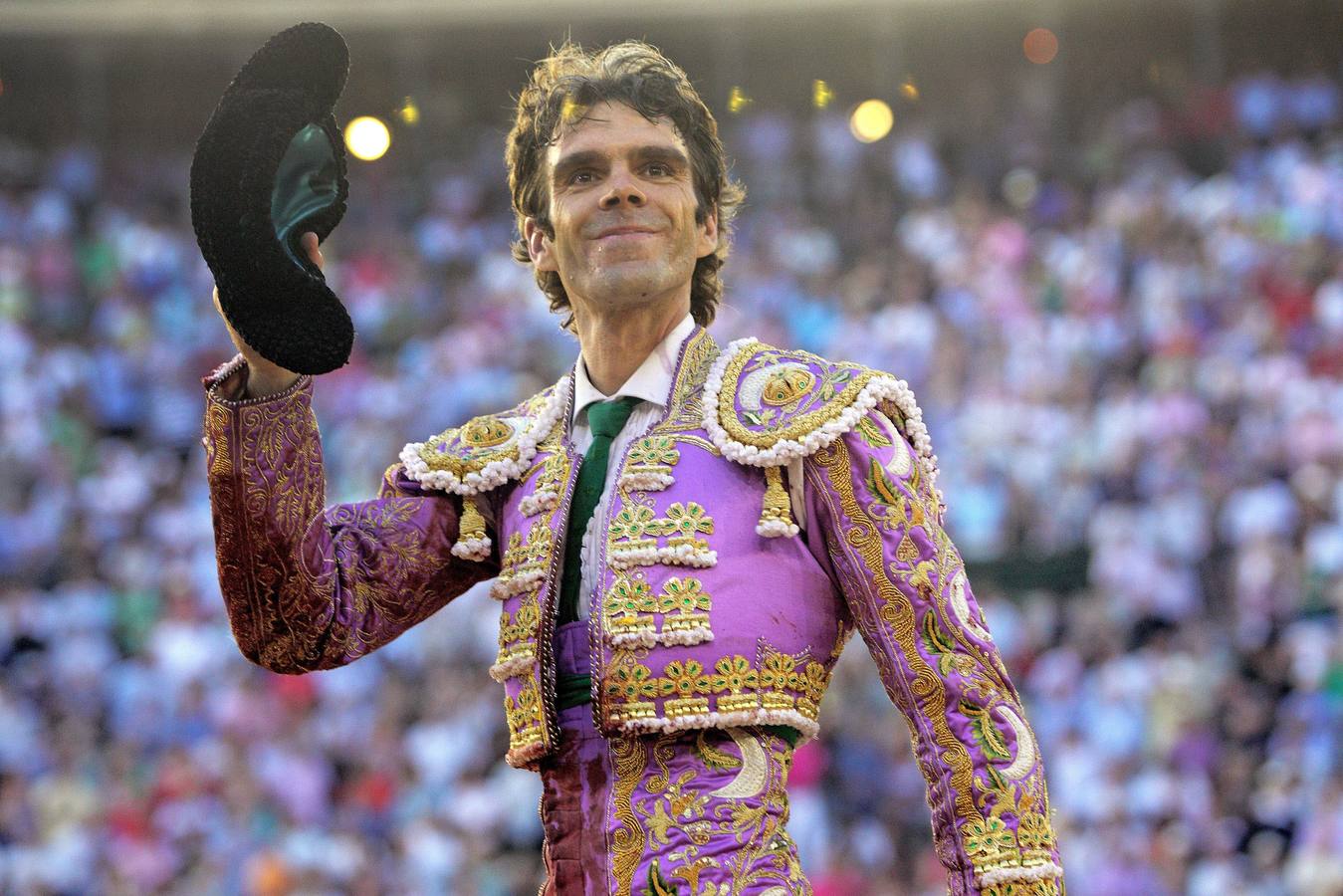 23.07.11 El torero José Tomás saluda al respetable tras cortar una oreja a su segundo astado durante el festejo con motivo de la Feria de Julio celebrado en la plaza de toros de Valencia.