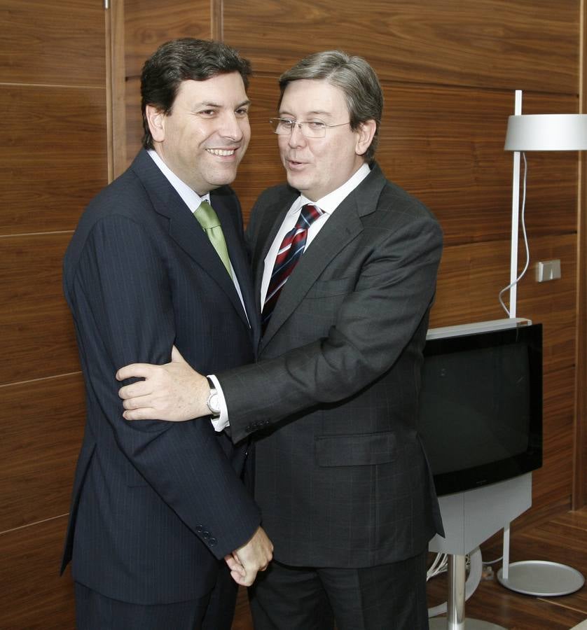 21.06.07 Carlos Fernández Carriedo, nuevo portavoz del grupo popular en las Cortes, y José Manuel Fernández Santiago, presidente de las Cortes, durante la reunión que mantuvieron.
