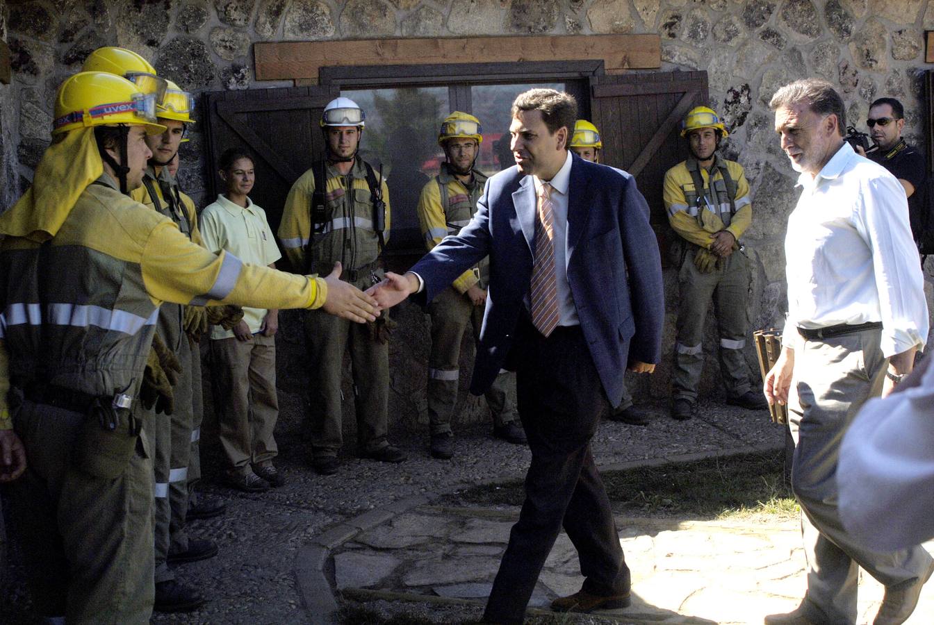 09.08.06 Carlos Fernández Carriedo saluda al miembro de un retén en presencia de Miguel Alejo durante su visita a la base aérea de Rosinos de la Requejada en Zamora para inspeccionar los dispositivos de extinción de incendios forestales.