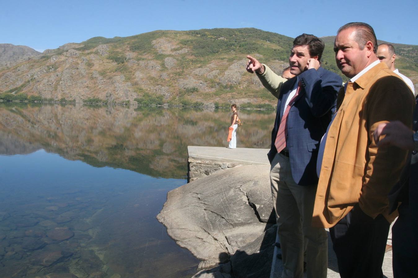 26.09.05 El consejero de Medio Ambiente, Carlos Fernández Carriedo (2d) hoy durante la visita que ha realizado a los campos de trabajo de los voluntarios ambientales del Parque Natural del Lago de Sanabria, en la provincia de Zamora.