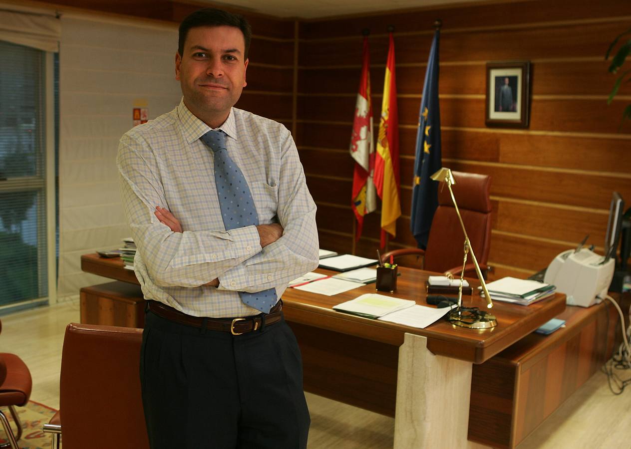 04.11.04 Carlos Fernández Carriedo, en su despacho.