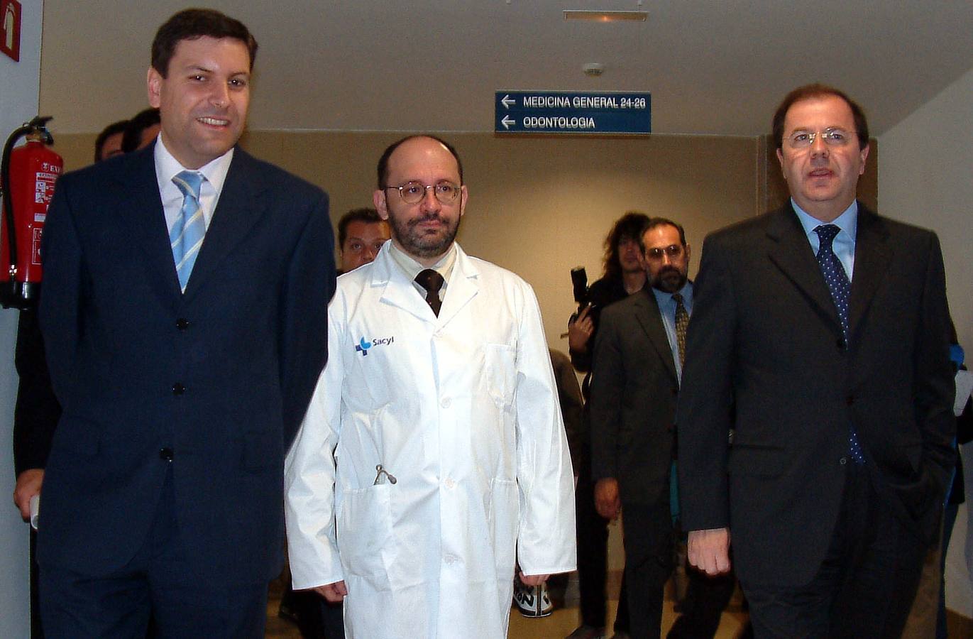 05.05.03 El director del nuevo centro de salud de Eras de Renueva (León), Alfredo López (c), muestra las instalaciones al presidente de la Junta de Castilla y León, Juan Vicente Herrera (d), y al consejero de Sanidad, Carlos Fernández Carriedo.