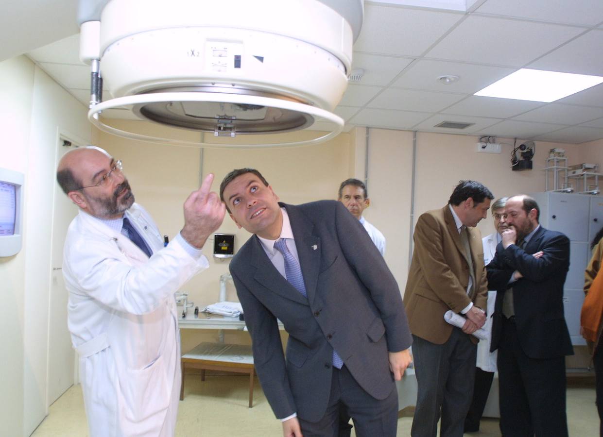 06.02.02 El doctor Gómez Lara explica las características del nuevo acelerador lineal al consejero de Sanidad y Bienestar Social, Carlos Fernández Carriedo durante la visita que éste realizó al Hospital Clínico Universitario de Valladolid.
