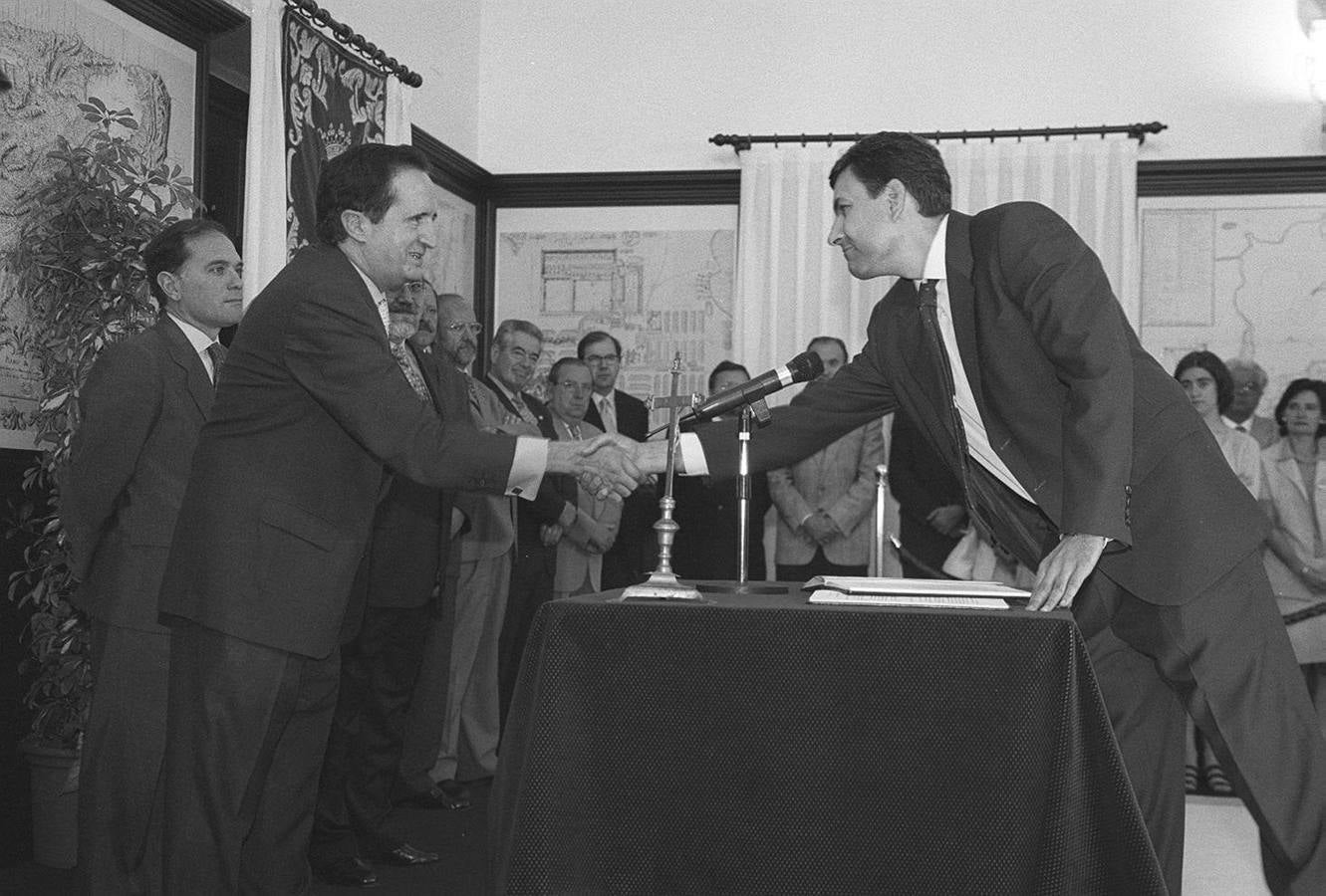 20.07.99 Carlos Fernández Carriedo toma posesión como consejero de Sanidad y Bienestar Social en la tercera legislatura de Juan José Lucas al frente de la Junta de Castilla y León.