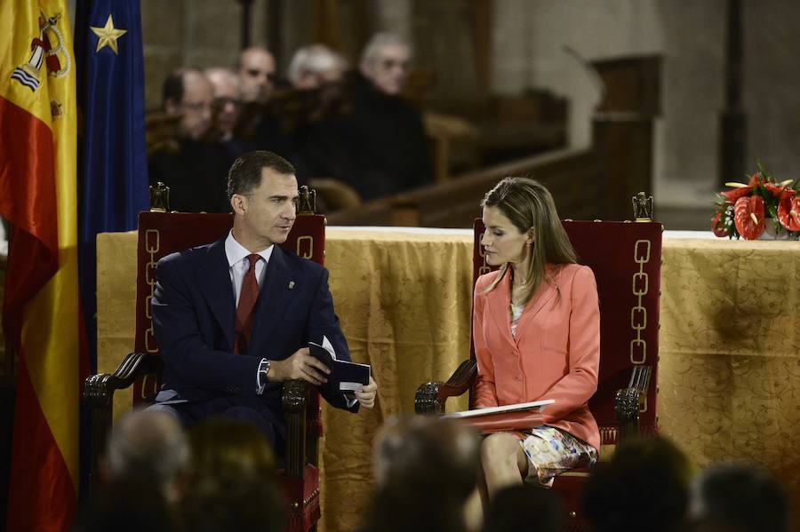 Felipe de Borbón y Letizia Ortiz en la ceremonia de entrega de los premios Príncipe de Viana, en el Monasterio de Leyre (Navarra), tras conocerse la decisión del rey Juan Carlos I de abdicar.