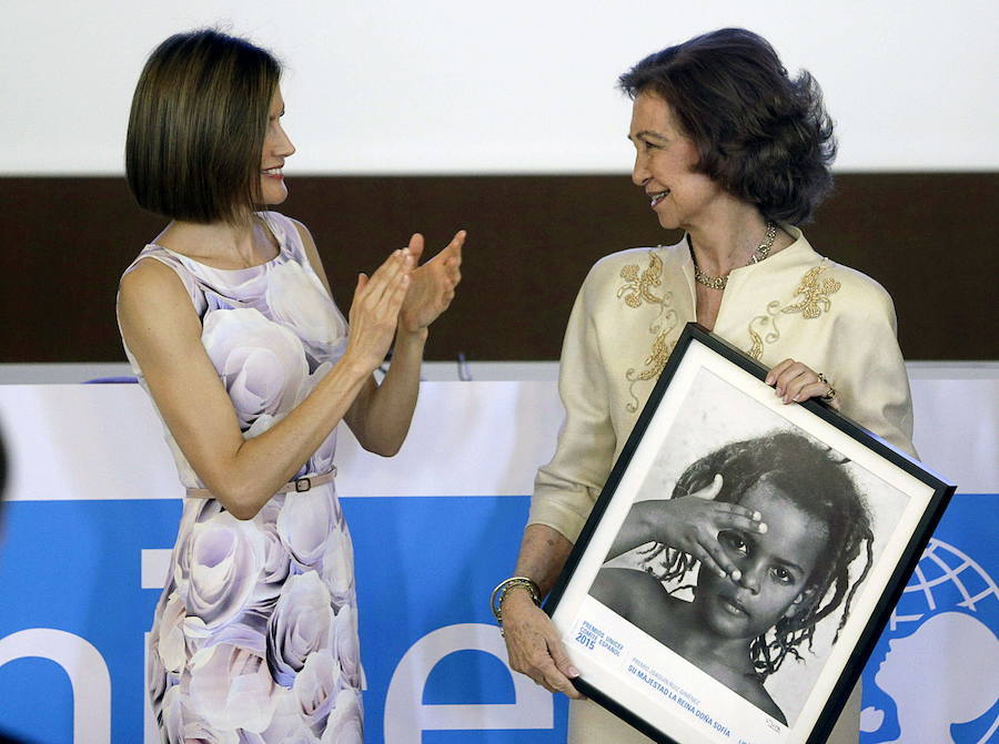 Doña Letizia y la reina Sofía han mostrado siempre una gran complicidad. En la imagen, Doña Letizia, presidenta de honor de Unicef, entrega a Doña Sofía el Premio Joaquín Ruiz-Giménez.