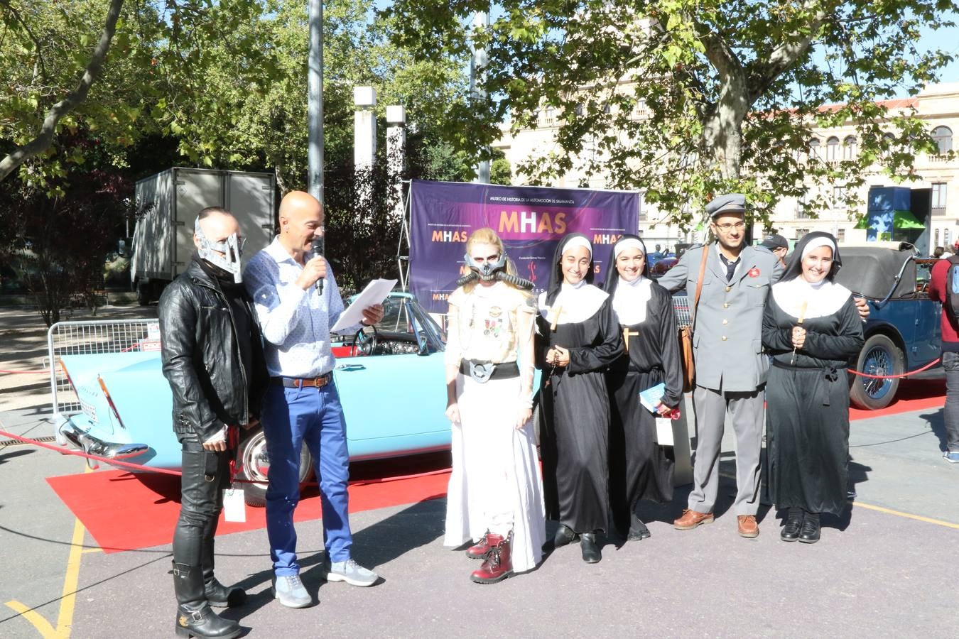 Público en la cuarta edición del Valladolid Motor Vintage (1/3)