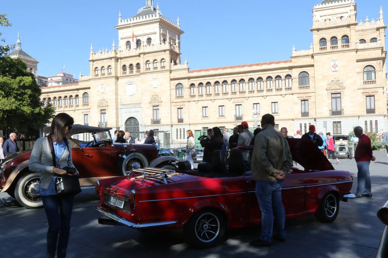 Público en la cuarta edición del Valladolid Motor Vintage (1/3)