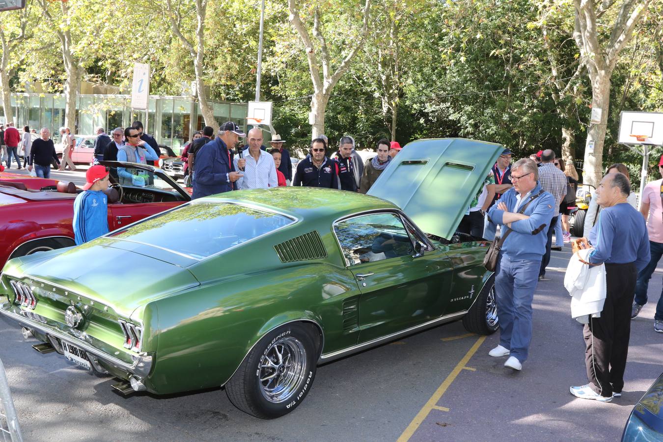 Público en la cuarta edición del Valladolid Motor Vintage (1/3)