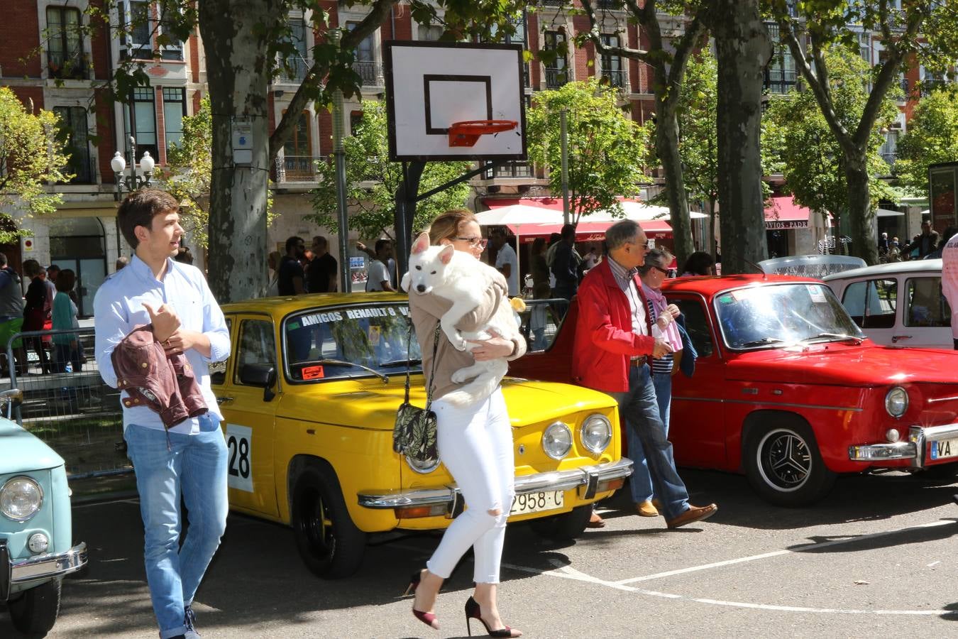 Público en la cuarta edición del Valladolid Motor Vintage (1/3)