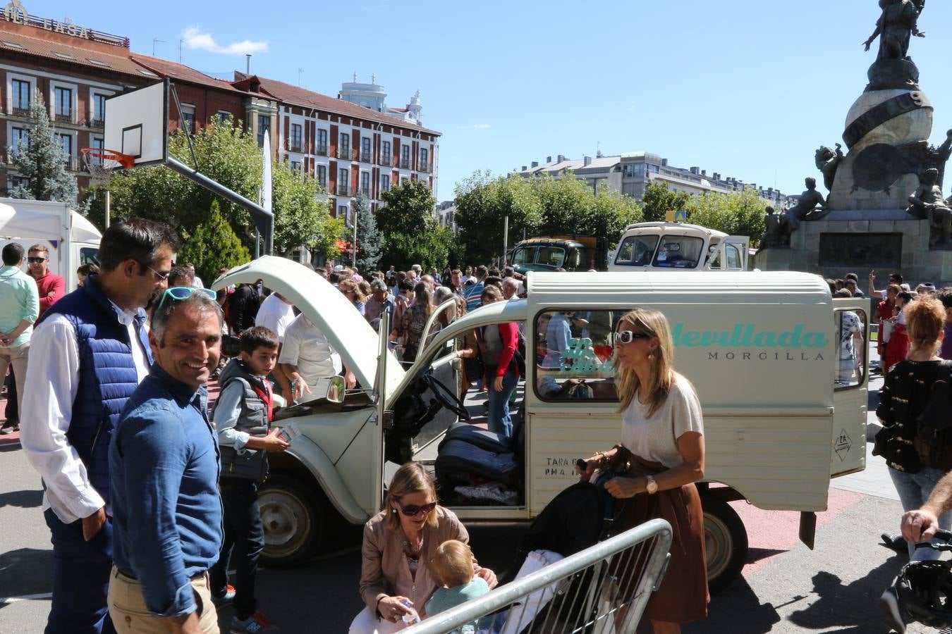 Público en la cuarta edición del Valladolid Motor Vintage (1/3)