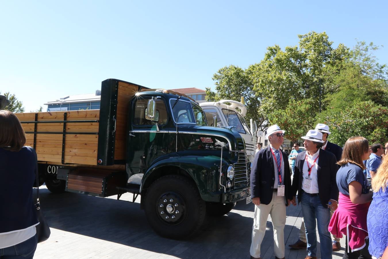 Público en la cuarta edición del Valladolid Motor Vintage (1/3)