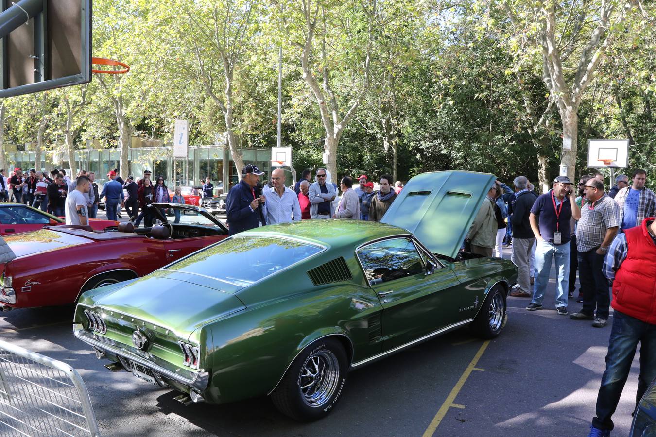 Público en la cuarta edición del Valladolid Motor Vintage (1/3)