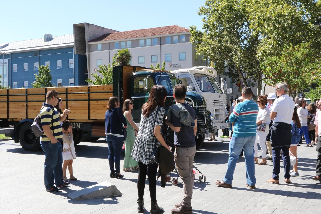 Público en la cuarta edición del Valladolid Motor Vintage (1/3)