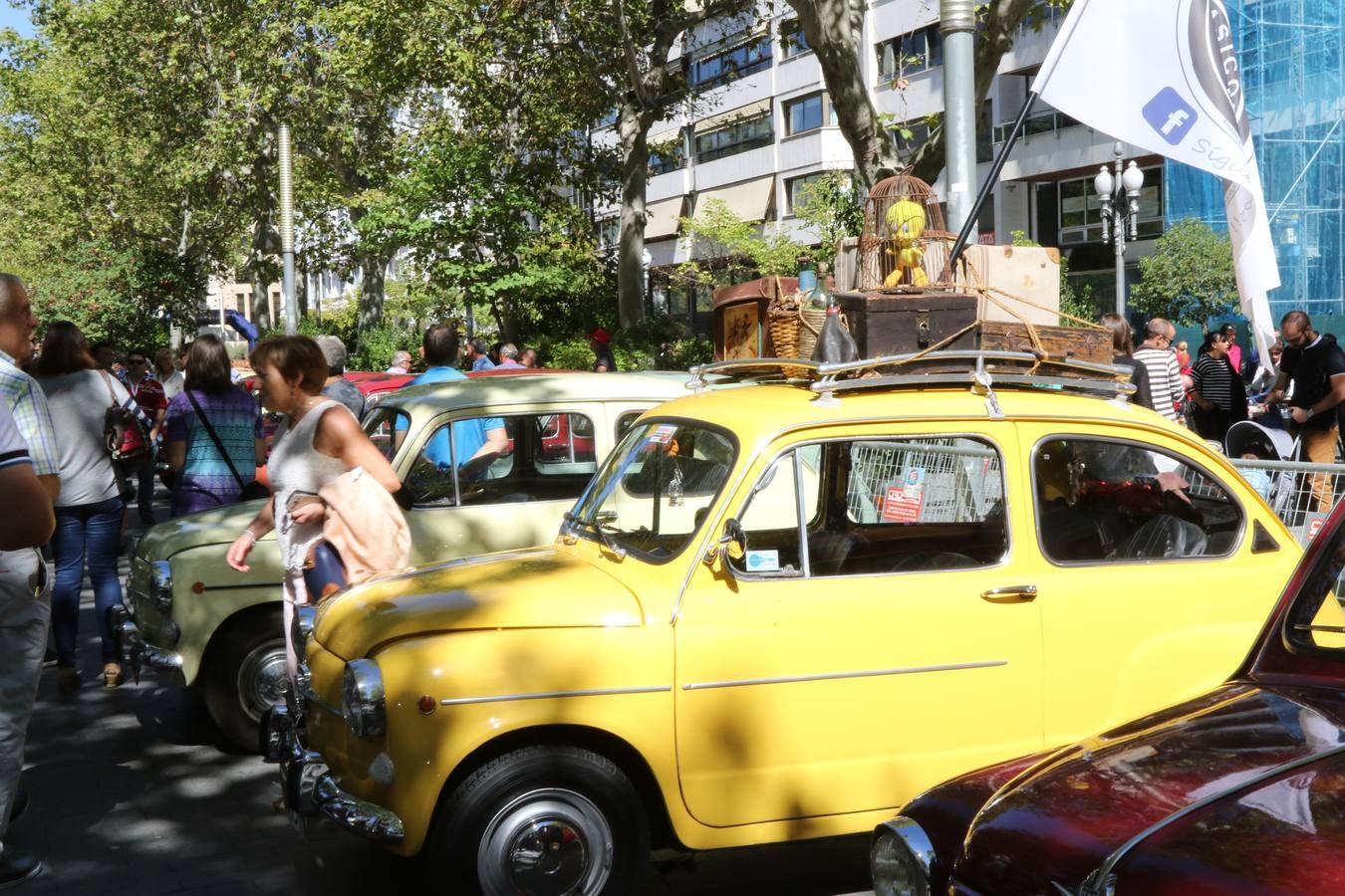Público en la cuarta edición del Valladolid Motor Vintage (1/3)