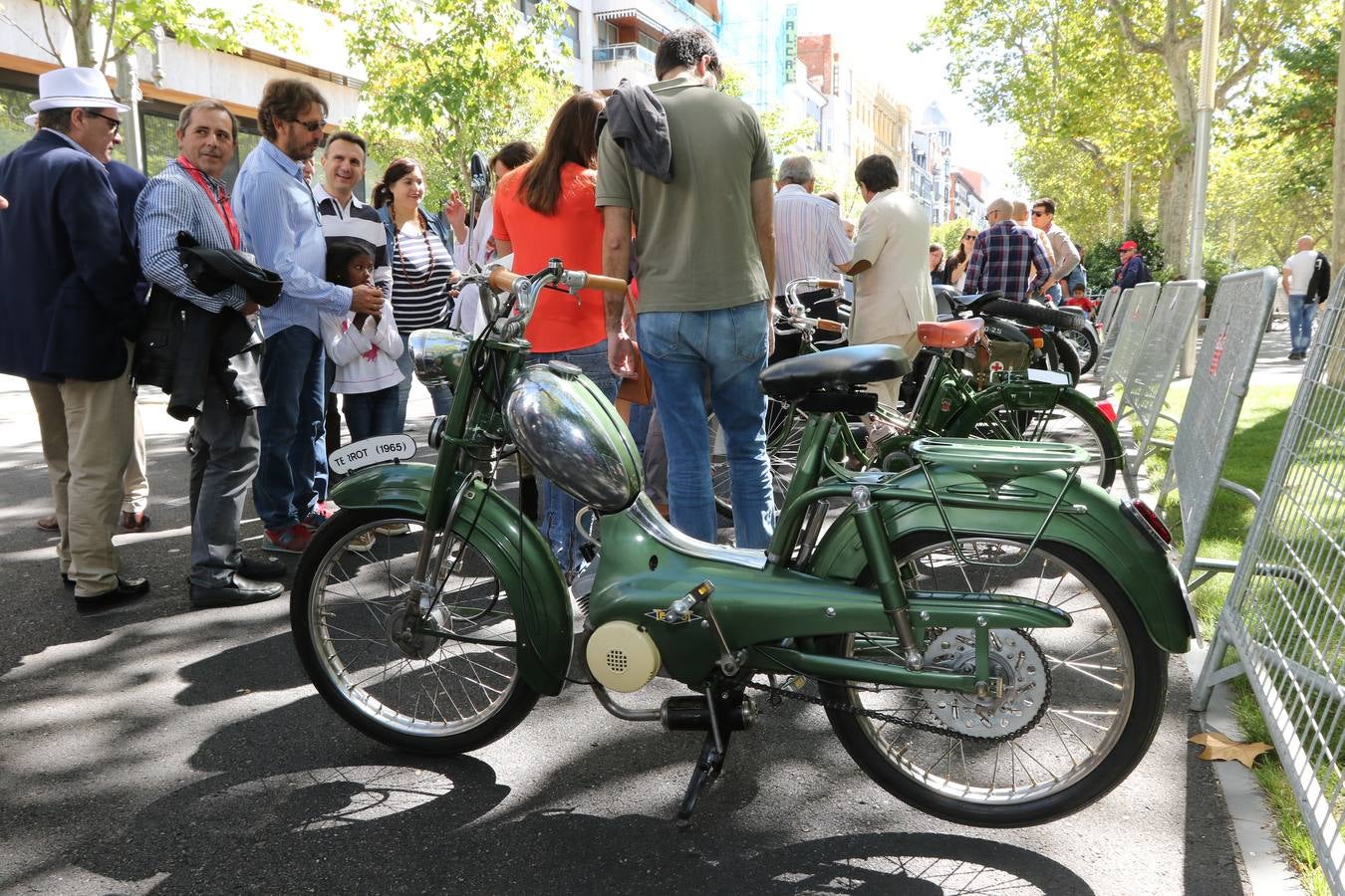 Público en la cuarta edición del Valladolid Motor Vintage (1/3)