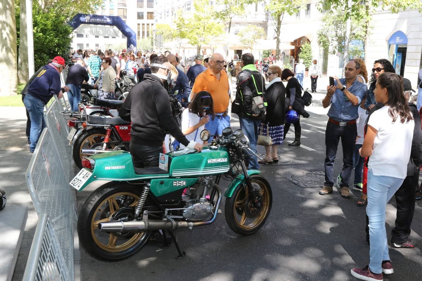 Público en la cuarta edición del Valladolid Motor Vintage (1/3)