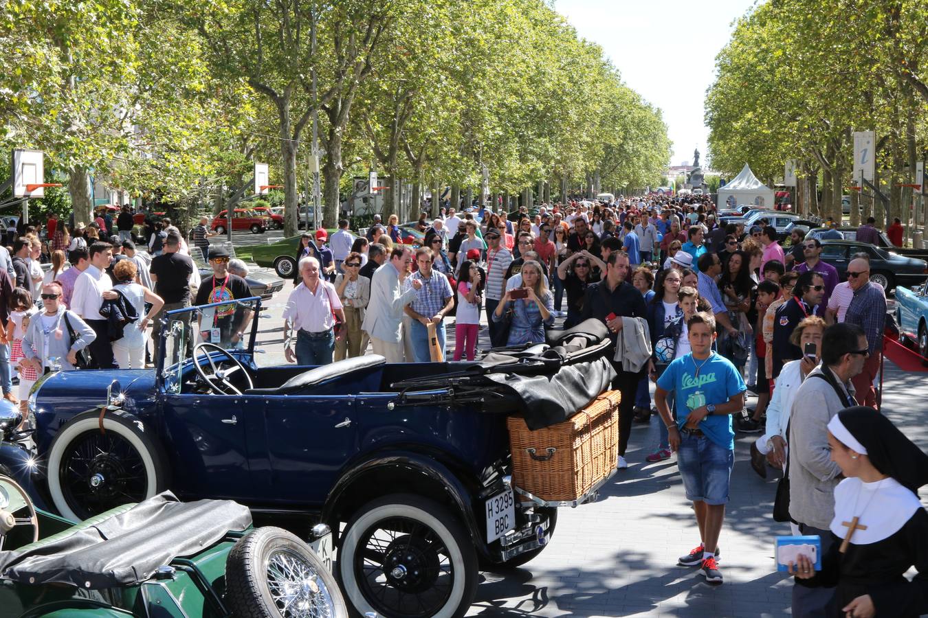 Público en la cuarta edición del Valladolid Motor Vintage (2/3)