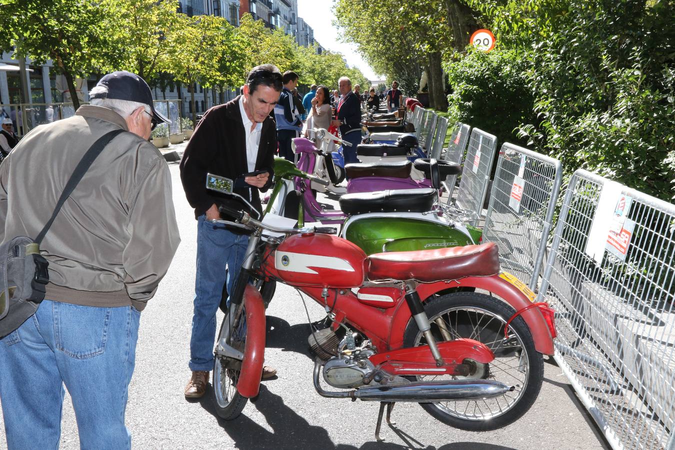 Público en la cuarta edición del Valladolid Motor Vintage (2/3)