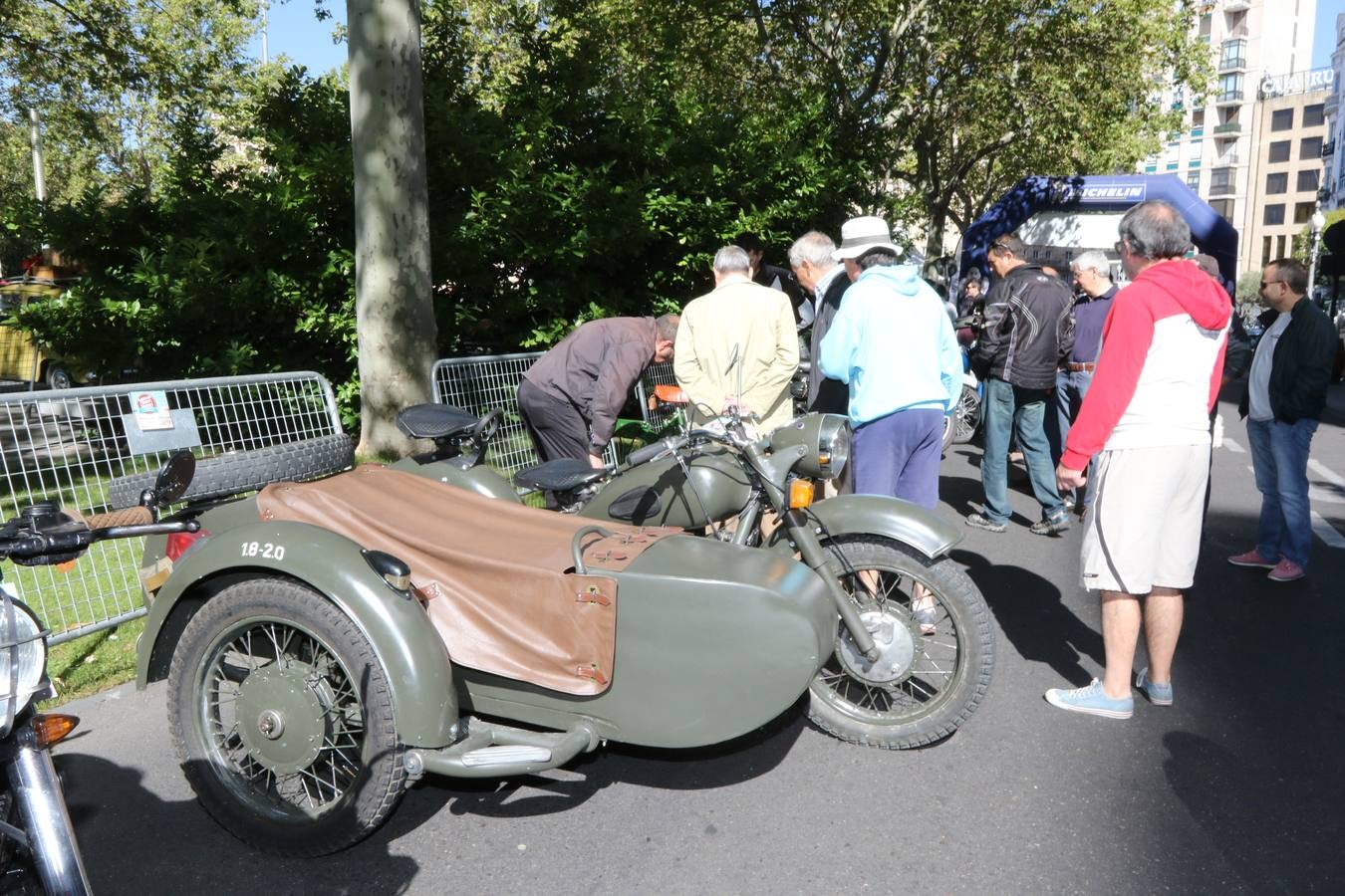 Público en la cuarta edición del Valladolid Motor Vintage (2/3)