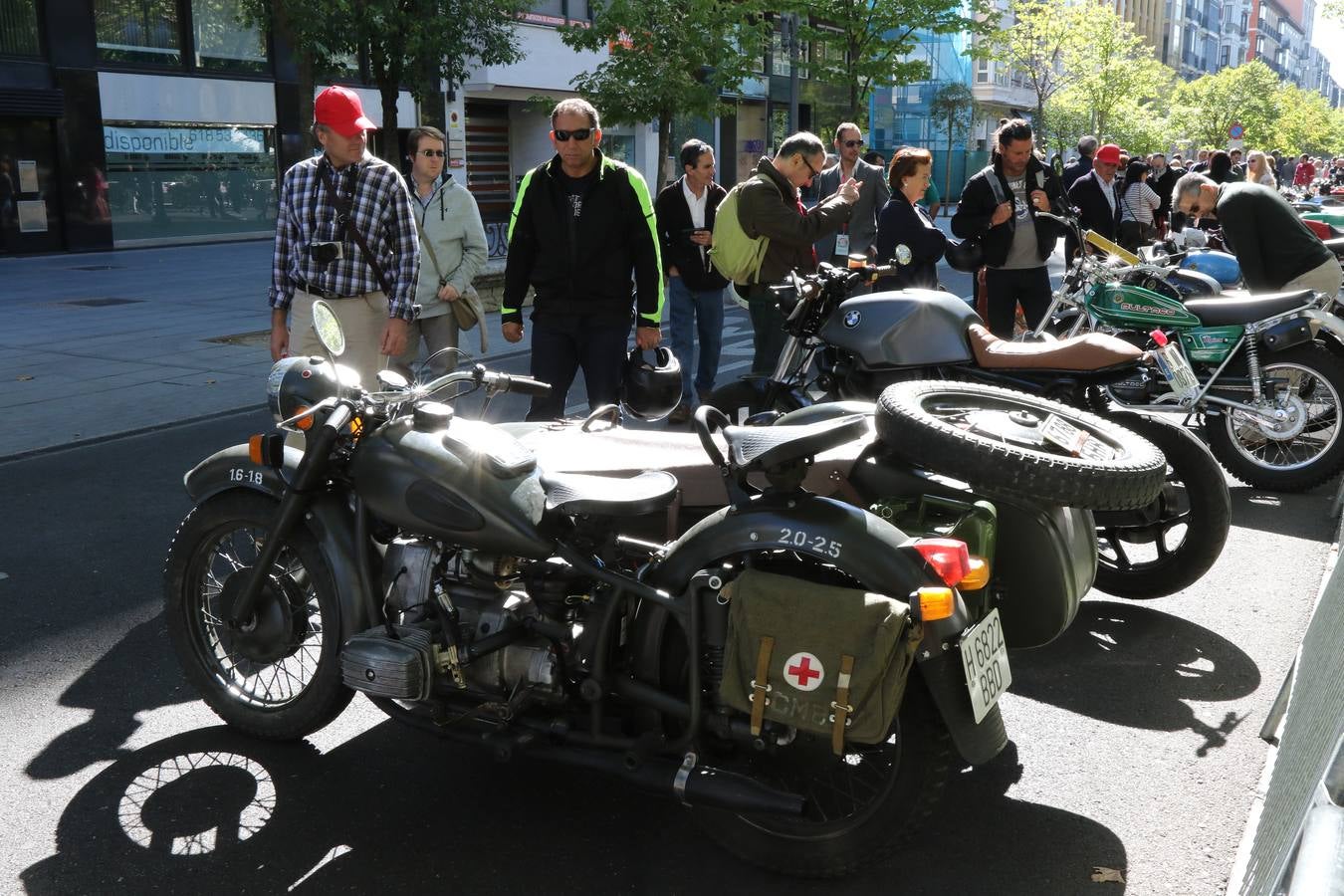 Público en la cuarta edición del Valladolid Motor Vintage (2/3)