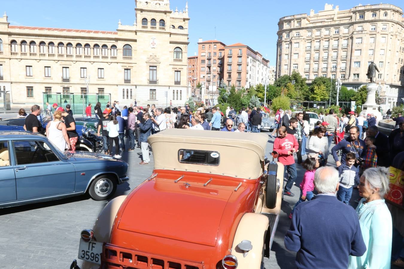 Público en la cuarta edición del Valladolid Motor Vintage (2/3)