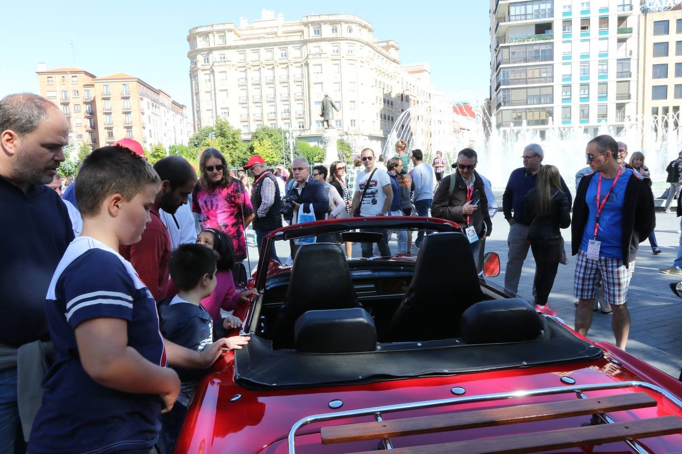 Público en la cuarta edición del Valladolid Motor Vintage (2/3)