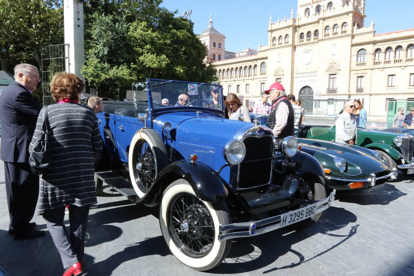 Público en la cuarta edición del Valladolid Motor Vintage (2/3)