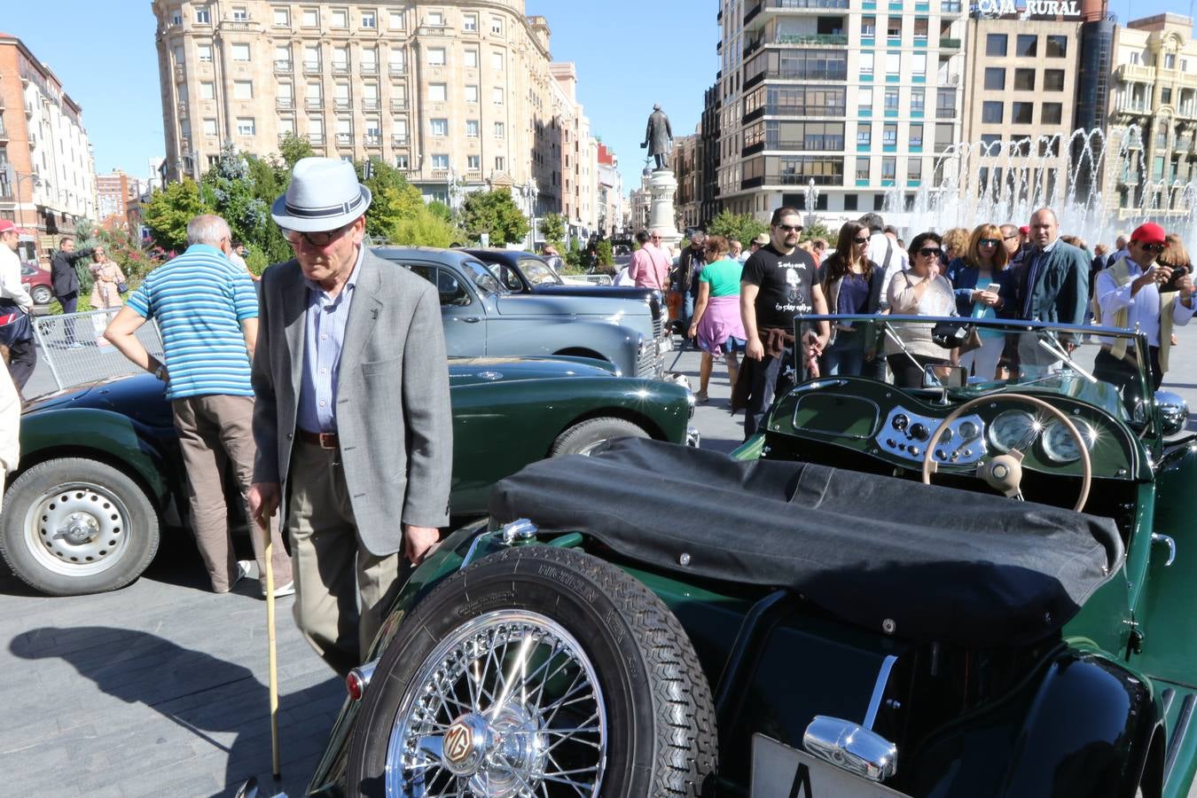 Público en la cuarta edición del Valladolid Motor Vintage (2/3)