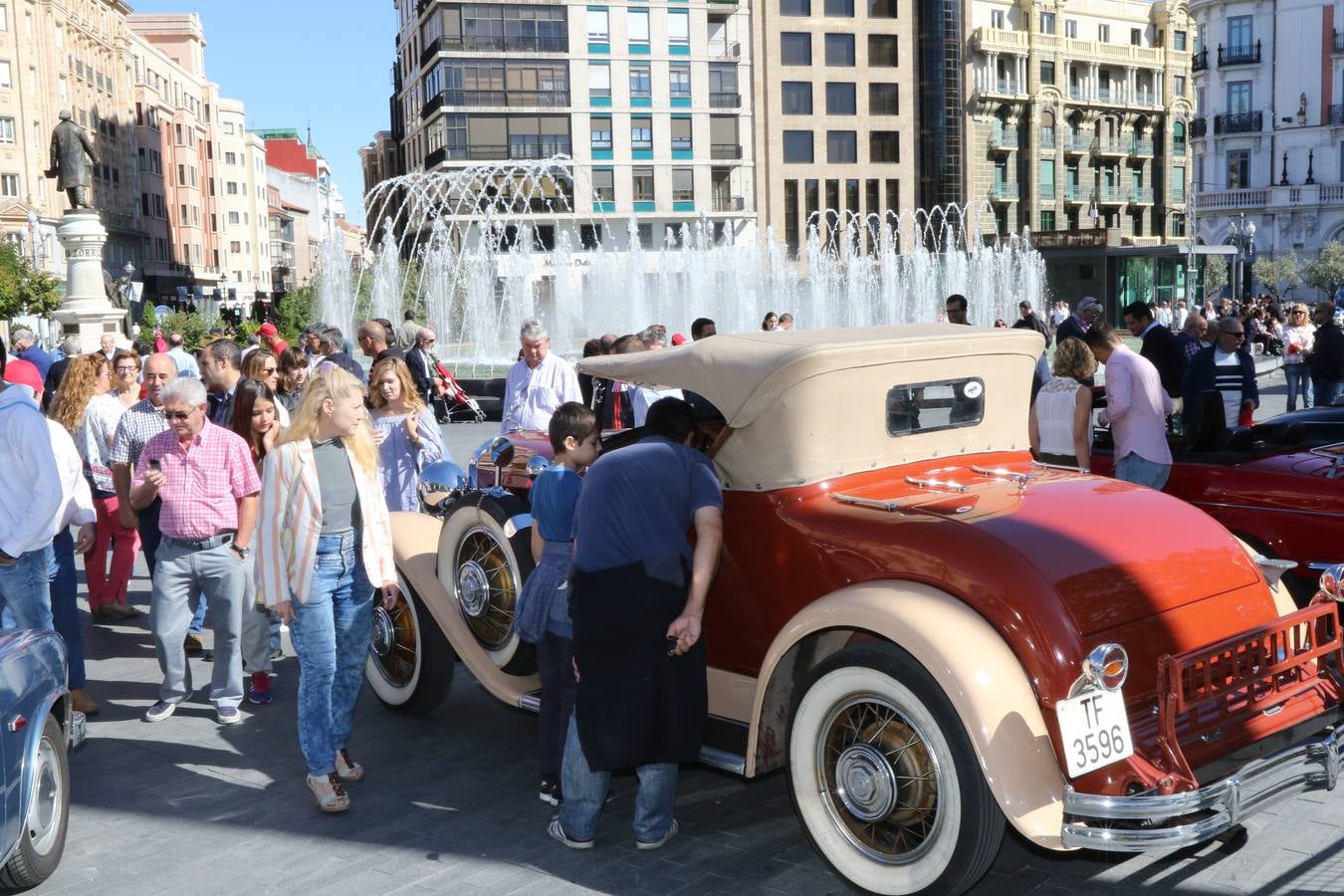 Público en la cuarta edición del Valladolid Motor Vintage (2/3)