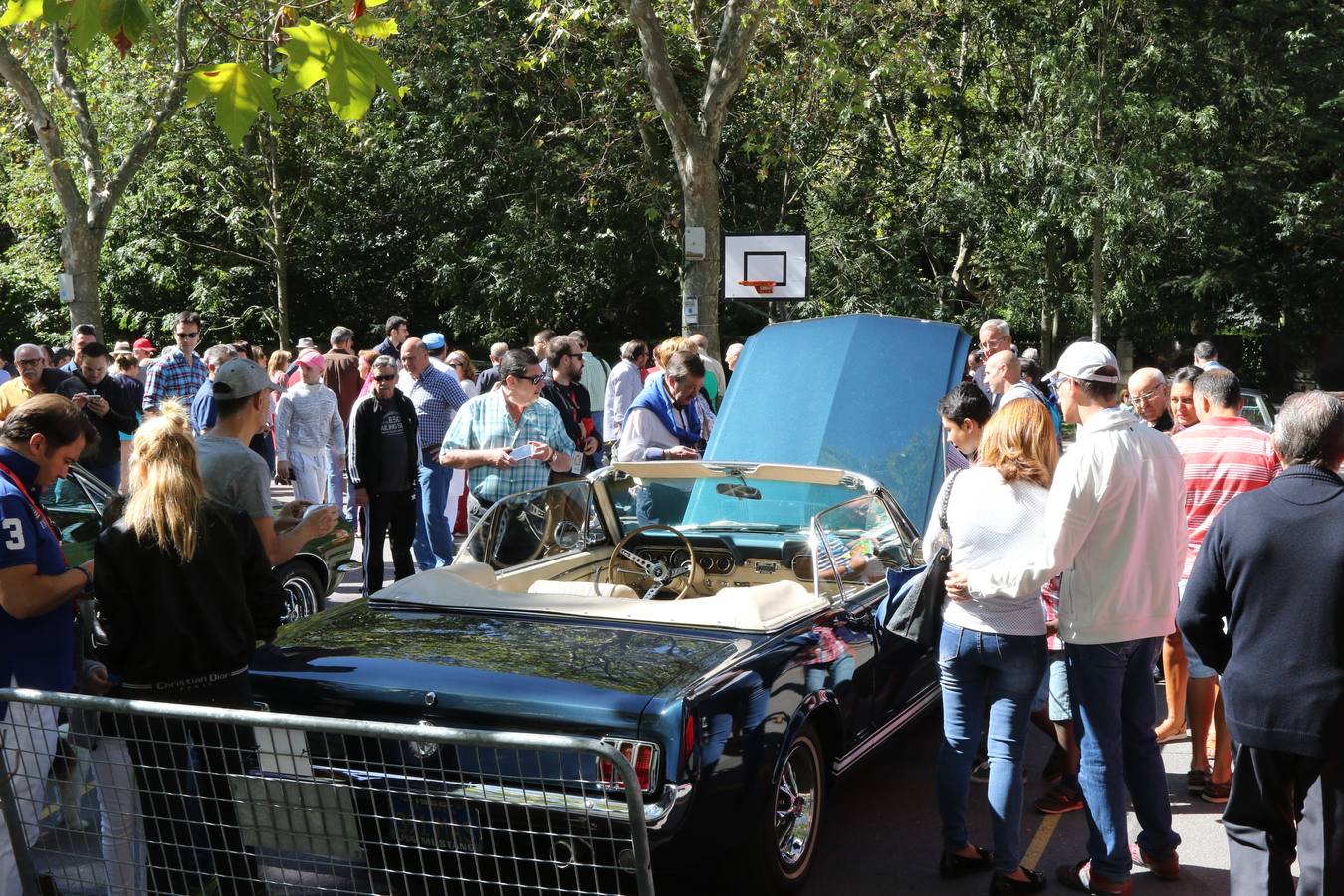 Público en la cuarta edición del Valladolid Motor Vintage (3/3)