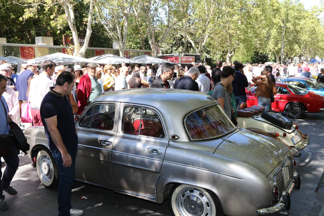 Público en la cuarta edición del Valladolid Motor Vintage (3/3)