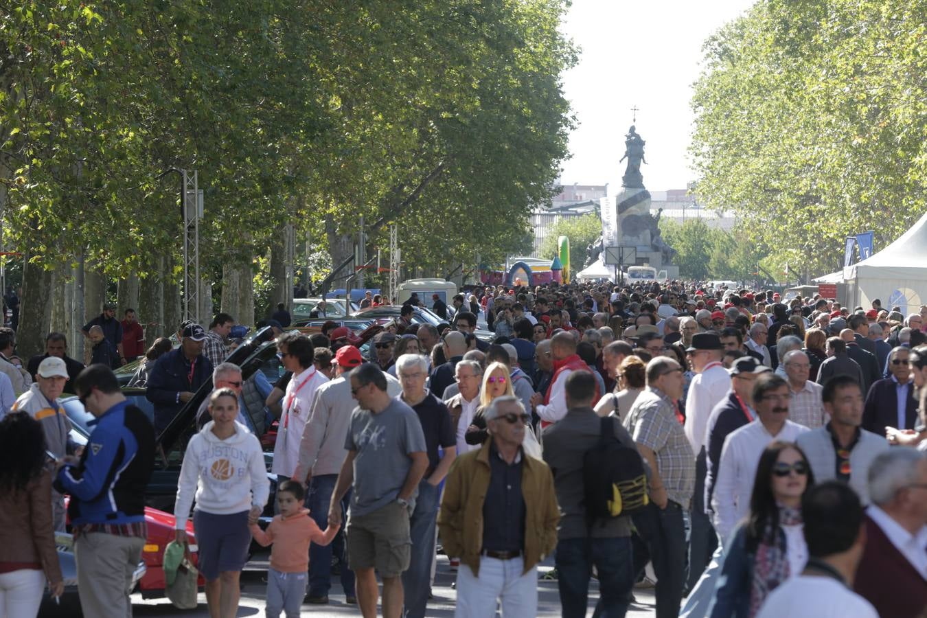 Público en la cuarta edición del Valladolid Motor Vintage (3/3)