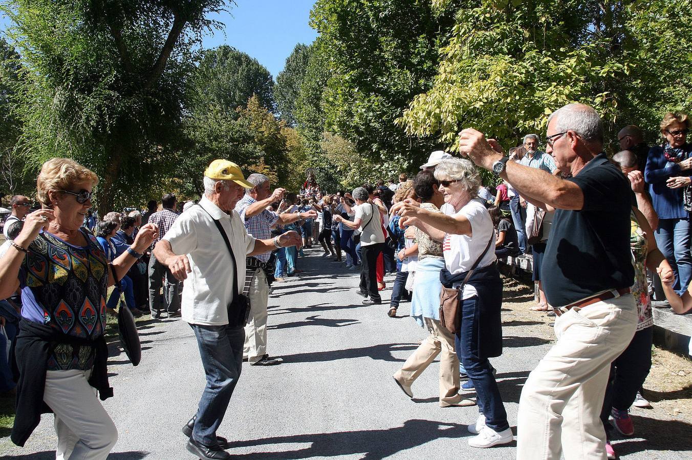 Miles de romeros se reúnen en El Henar para festejar a la Virgen en su día grande