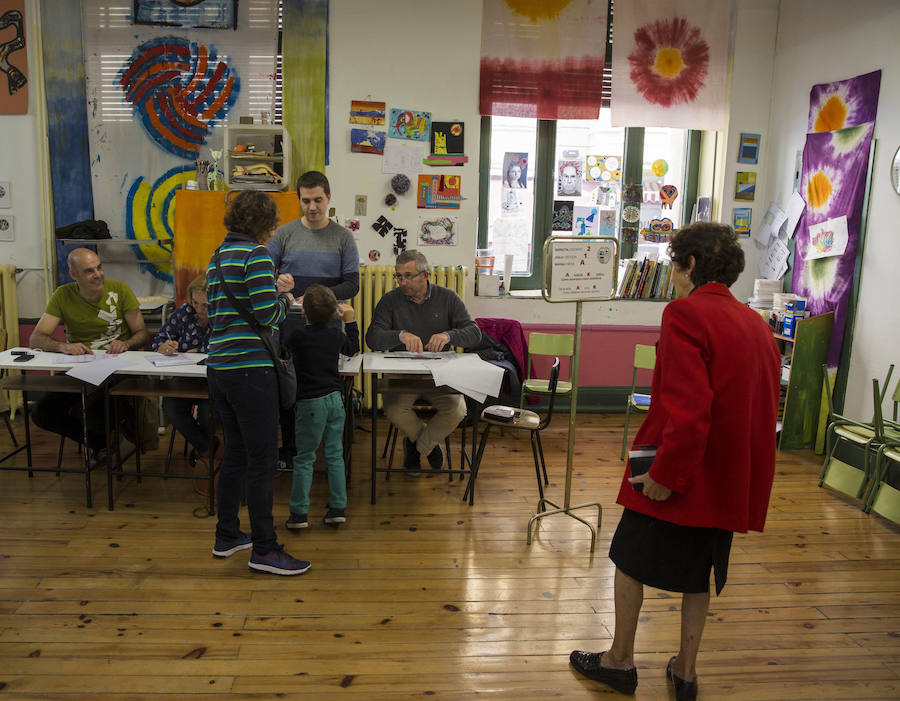 Varias personas votan en un colegio electoral de Vitoria.