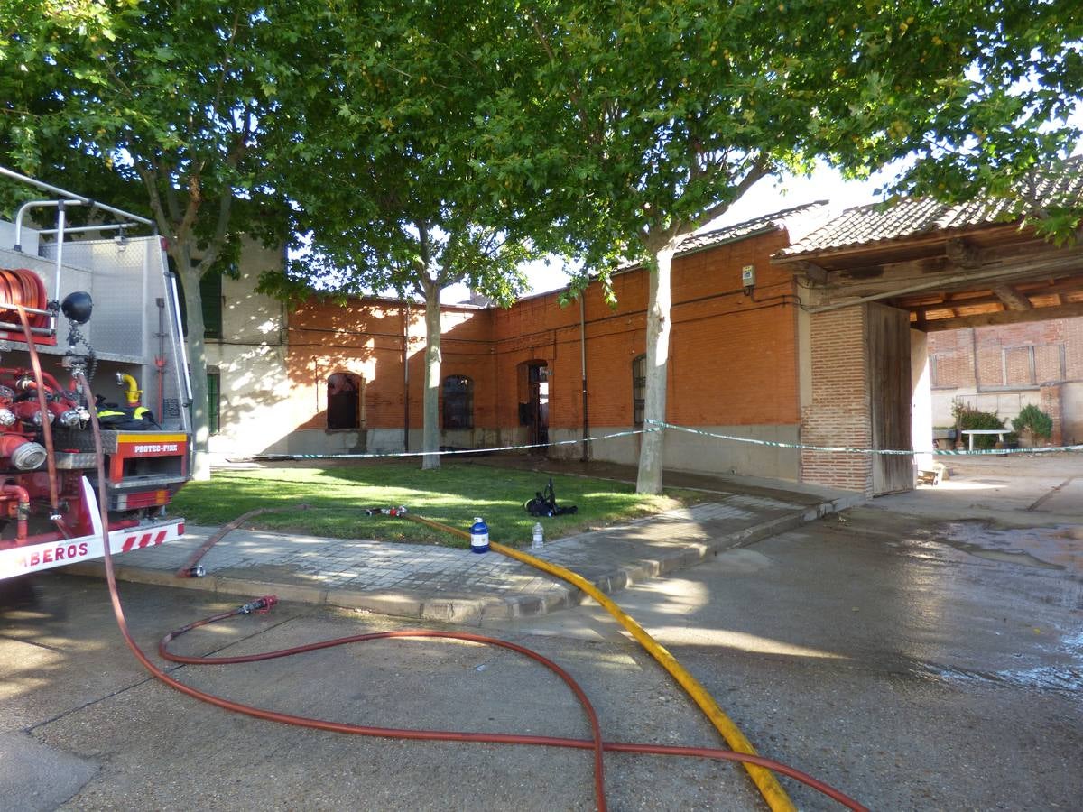 Así ha quedado el recinto incendiado anoche en Matapozuelos (Valladolid)