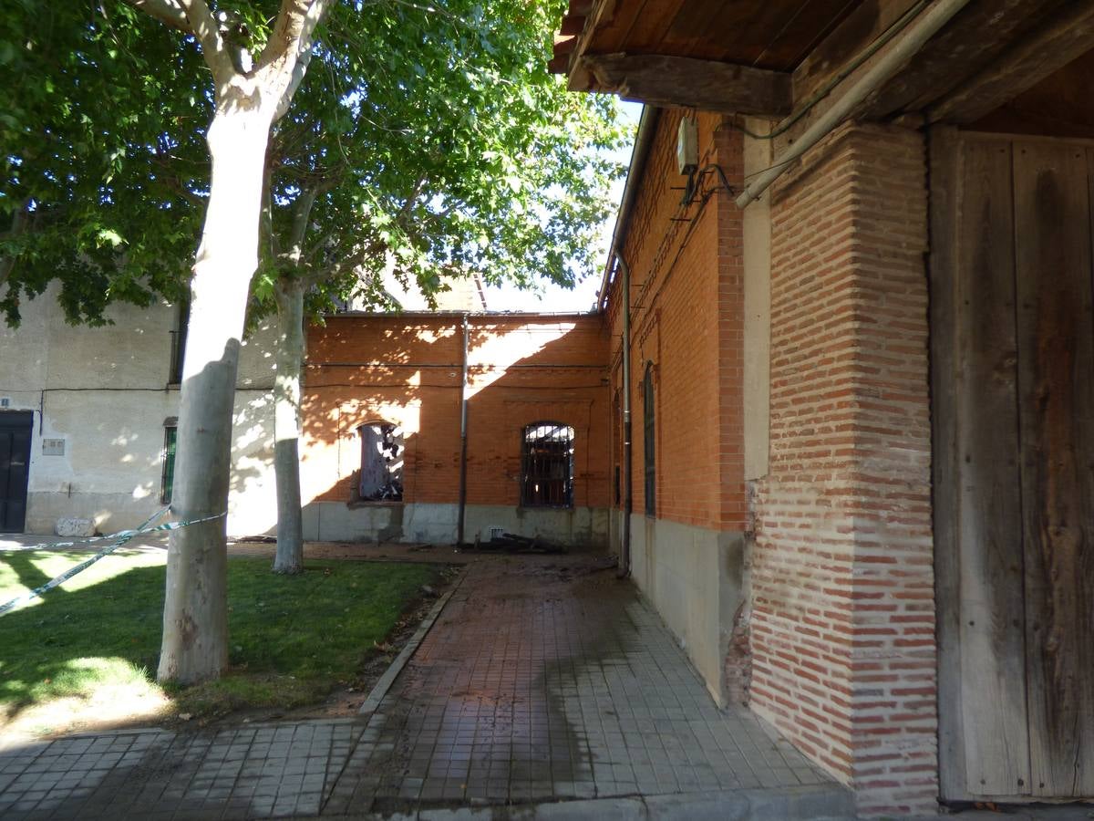 Así ha quedado el recinto incendiado anoche en Matapozuelos (Valladolid)