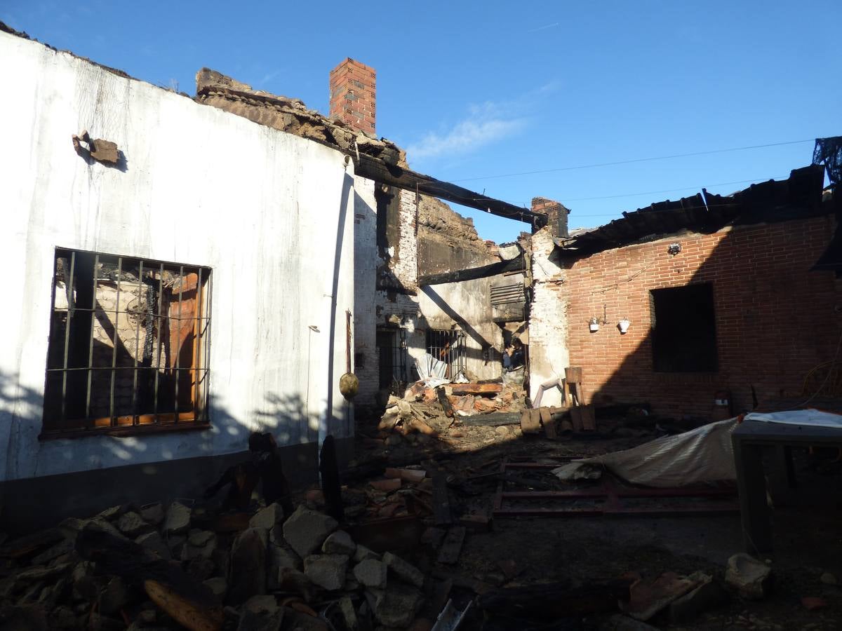 Así ha quedado el recinto incendiado anoche en Matapozuelos (Valladolid)