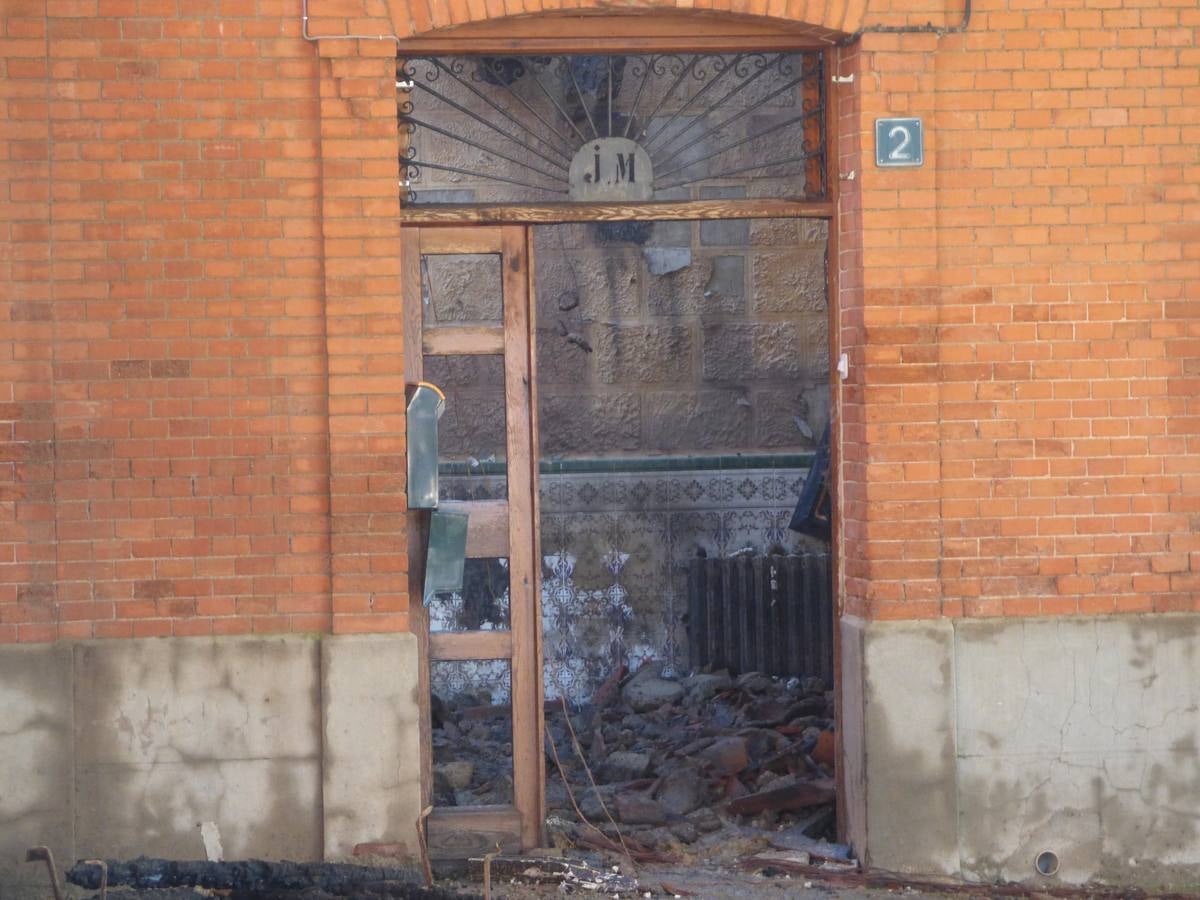 Así ha quedado el recinto incendiado anoche en Matapozuelos (Valladolid)