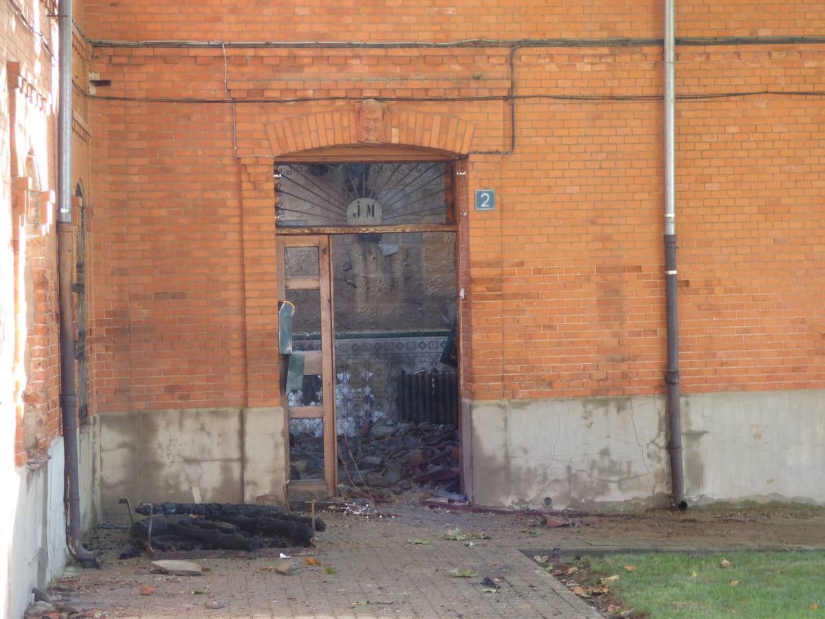 Así ha quedado el recinto incendiado anoche en Matapozuelos (Valladolid)