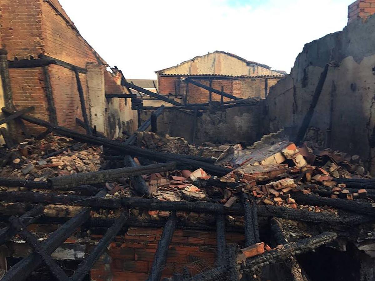 Así ha quedado el recinto incendiado anoche en Matapozuelos (Valladolid)