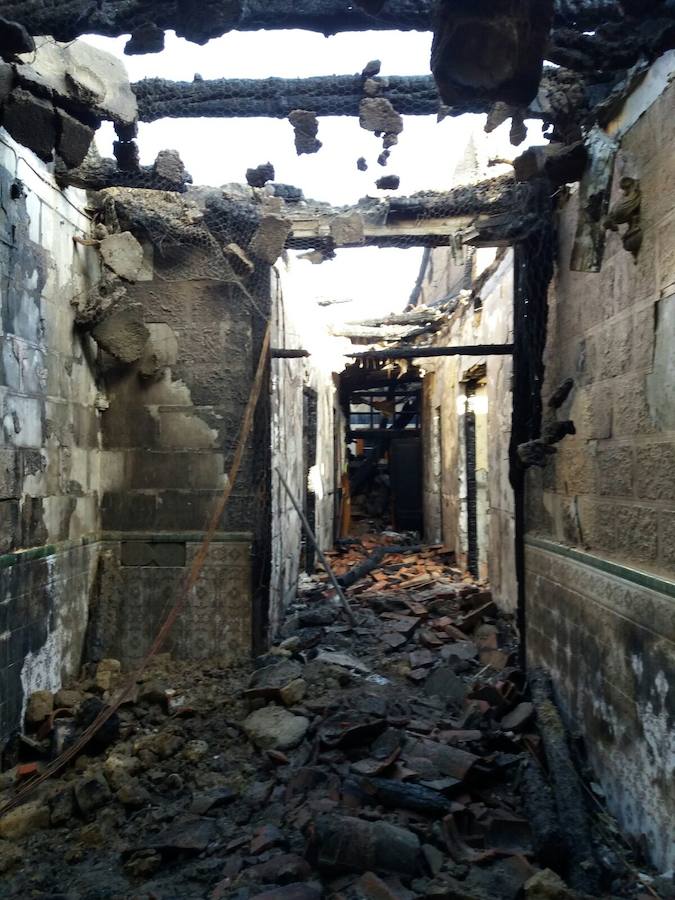 Así ha quedado el recinto incendiado anoche en Matapozuelos (Valladolid)