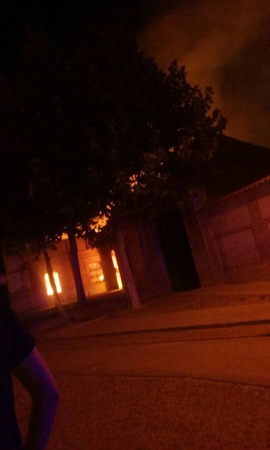 Así ha quedado el recinto incendiado anoche en Matapozuelos (Valladolid)