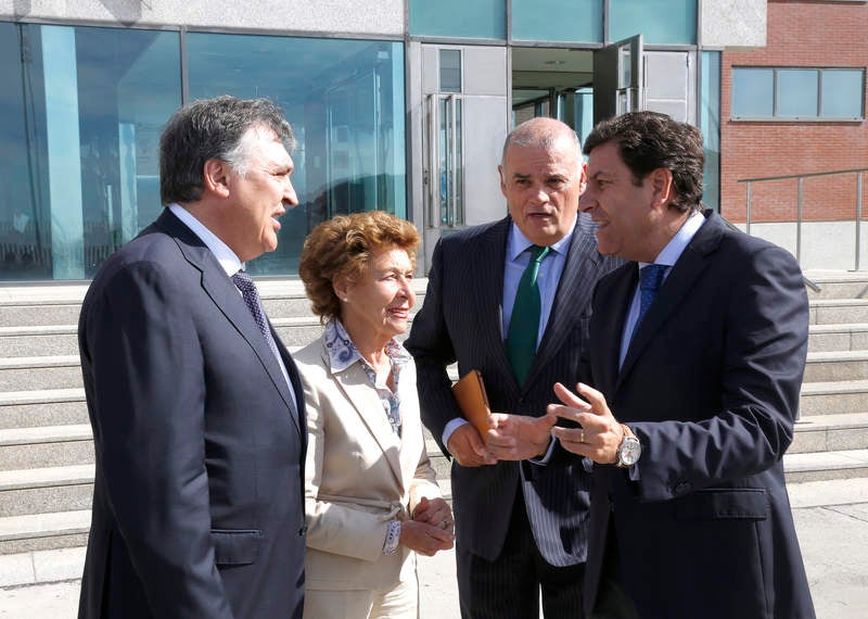 El nuevo consejero de Empleo, Carlos Fernández Carriedo, visita las instalaciones de Gullón en Aguilar de Campoo