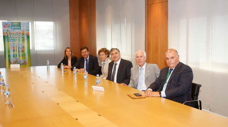 El nuevo consejero de Empleo, Carlos Fernández Carriedo, visita las instalaciones de Gullón en Aguilar de Campoo