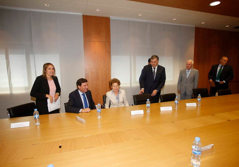 El nuevo consejero de Empleo, Carlos Fernández Carriedo, visita las instalaciones de Gullón en Aguilar de Campoo